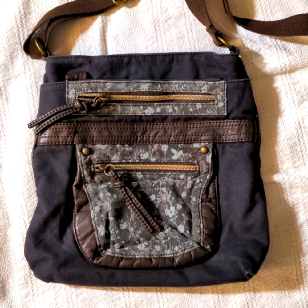 Vintage style crossbody bag.